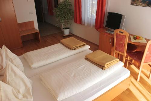 En eller flere senge i et værelse på Garni Hotel Villa Tamara