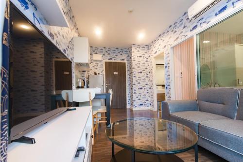 穆希的住宿－Courtyard khaoyai by JP，客厅配有沙发和桌子