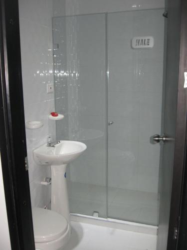 Un baño con ducha, inodoro y lavabo. en Hotel Rodadero Real, en Santa Marta