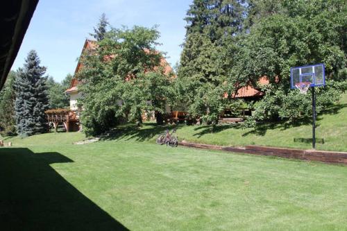 a yard with a basketball hoop and a house at Chata Horáreň in Smižany