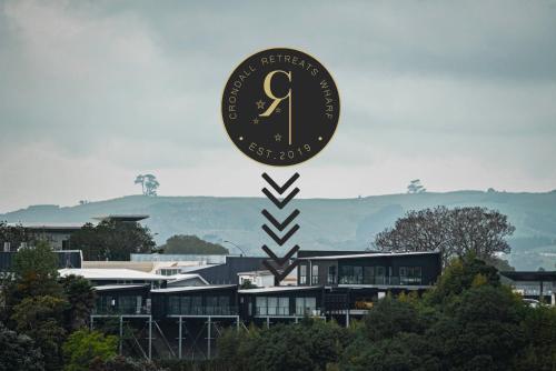 un panneau avec un ruban devant un bâtiment dans l'établissement Wharf Retreat Unit 2, à Tauranga