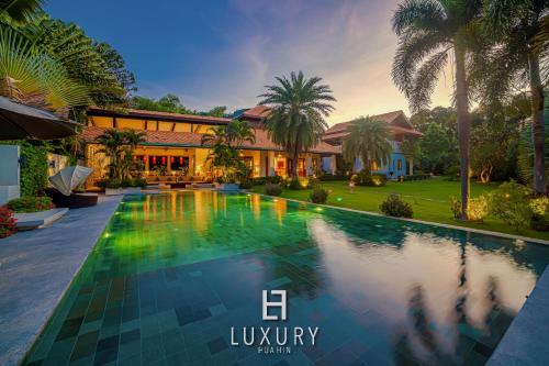Bazén v ubytování 5 Bedroom Bali Style Mansion WL2 nebo v jeho okolí