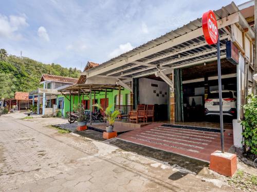 Gallery image of OYO 90051 Guest House Parangtritis in Girijati