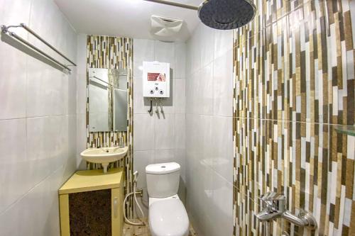 Koupelna v ubytování Tini's Guest House Malang Mitra RedDoorz