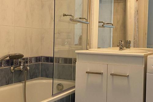 La salle de bains est pourvue d'une douche, d'un lavabo et d'une baignoire. dans l'établissement Cocon sur cour, à Thonon-les-Bains