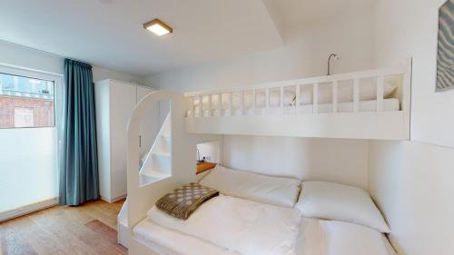 Bunk bed o mga bunk bed sa kuwarto sa Seeblick Strandgold, exklusive Wohnung mit Meerblick