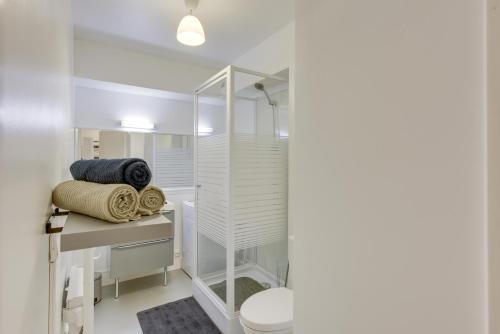 La salle de bains est pourvue de toilettes, d'un lavabo et d'un bureau. dans l'établissement Chic studio avec parking au centre-ville, à Rouen