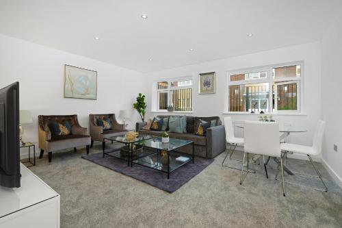 a living room with a couch and a table at St Martins 2 Bedroom Apartments in Ruislip By 360 Stays in Ruislip