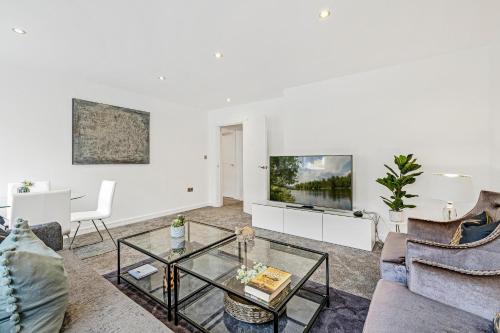 a living room with a couch and a tv at St Martins 2 Bedroom Apartments in Ruislip By 360 Stays in Ruislip