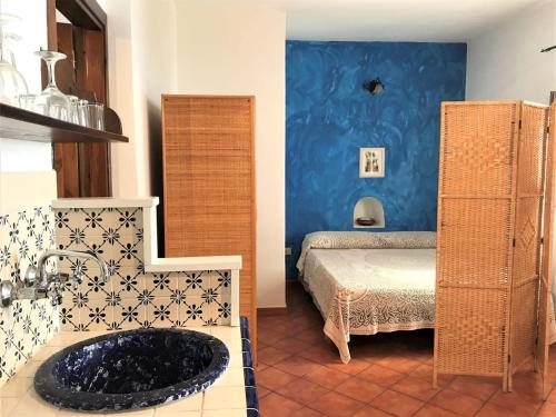 Postel nebo postele na pokoji v ubytování Case Il Mandorlo - immersi nella natura e terrazzi vista mare