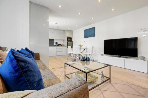 a living room with a couch and a tv at St Martins 2 Bedroom Apartments in Ruislip By 360 Stays in Ruislip
