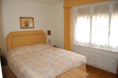 une chambre avec un lit et une fenêtre dans l'établissement CRANS MONTANA LE REGENT APPARTEMENT, à Crans-Montana