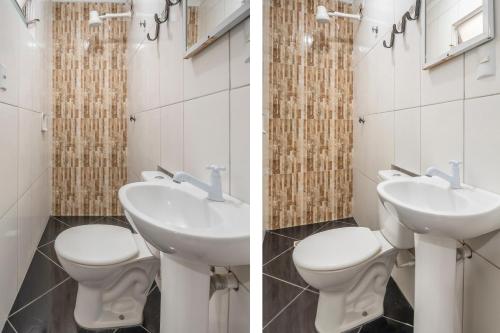 ein Badezimmer mit 2 WCs und einem Waschbecken in der Unterkunft Hotel Florencio in Santo André