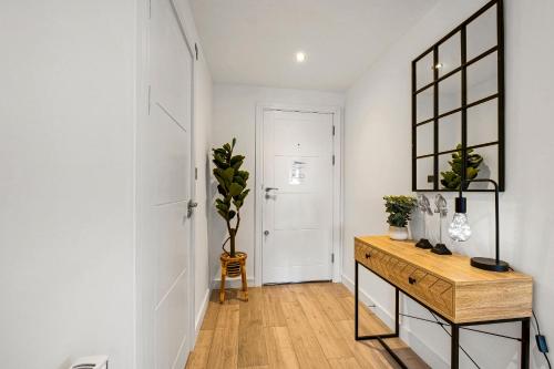 a hallway with a console table and a mirror at St Martins 2 Bedroom Apartments in Ruislip By 360 Stays in Ruislip