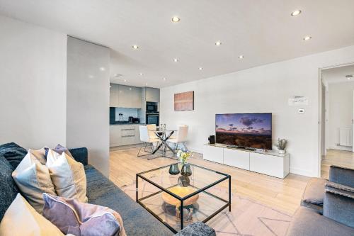 a living room with a couch and a table at St Martins 2 Bedroom Apartments in Ruislip By 360 Stays in Ruislip
