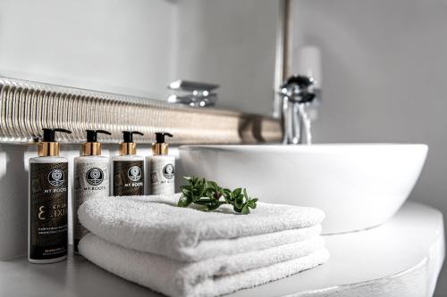 A bathroom at Caldera Premium Villas