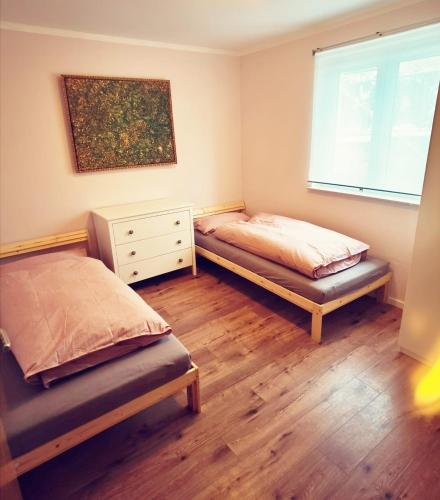 um quarto com 2 camas e uma janela em Margarita em Löchgau