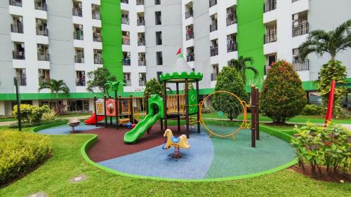 Ο χώρος παιχνιδιού για παιδιά στο RedLiving Apartemen Green Lake View Ciputat - Farida Property 1 Tower E