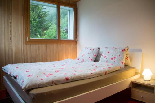 En eller flere senge i et værelse på Hüsmatta (Michael Gschwendtner)