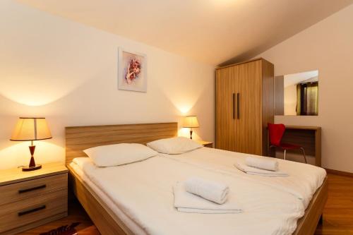 Postel nebo postele na pokoji v ubytování Apartments Adria