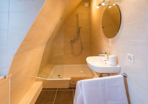 ein Badezimmer mit einem Waschbecken, einer Dusche und einer Badewanne in der Unterkunft Bnb la Péniche in Evolène