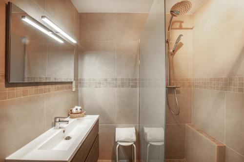 une salle de bain avec un lavabo et une douche dans l'établissement Chez Suzanne, à Bonnieux