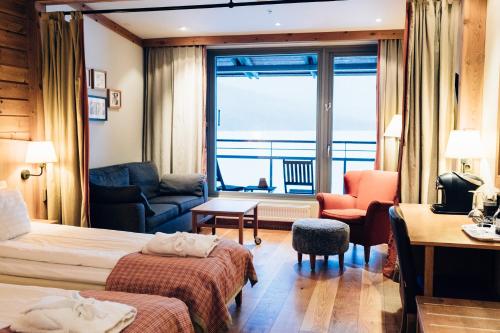 a hotel room with two beds and a view of the ocean at Holiday Club Åre in Åre
