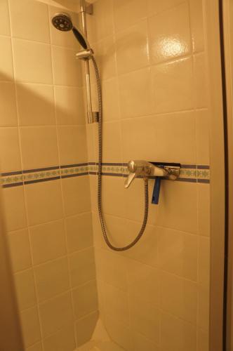 a shower with a shower head in a bathroom at Appartement T3 Climatisé entre mer et centre Nice in Nice