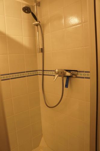 une douche avec pommeau de douche dans une salle de bain dans l'établissement Appartement T3 Climatisé entre mer et centre Nice, à Nice