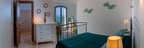 Photo de la galerie de l'établissement Vistazur Luxueux appartement avec terrasse et piscine, à Rayol-Canadel-sur-Mer
