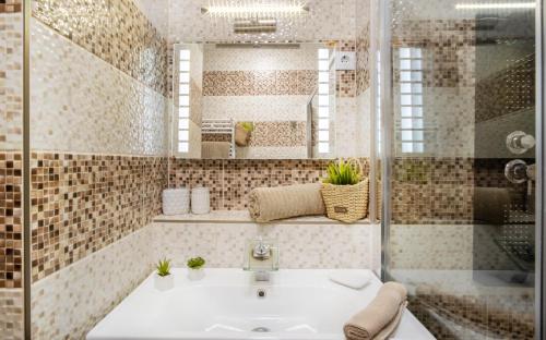 MF Club 218 Golden Beach Wellness Apartment 8600 Siófok, Beszédes József sétány 83. C lépcsőház 8. emelet 6. ajtó kép - 3