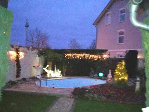 een huis met een zwembad in de tuin bij USIS_FERIENWOHNUNG im Harz in Quedlinburg