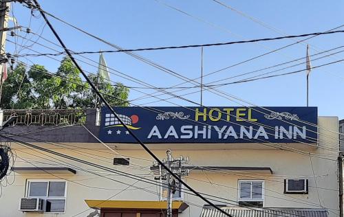 ein Schild an der Seite eines Gebäudes in der Unterkunft Ashiyana Inn Hotel in Ajmer