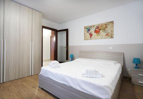 A bed or beds in a room at Yourbanflat San Giovanni