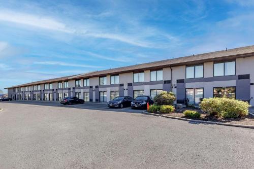 a large building with cars parked in a parking lot at Comfort Inn Airport West in Mississauga