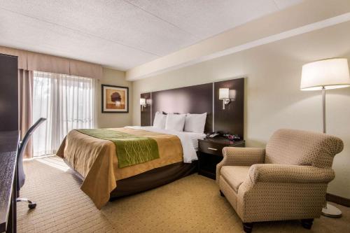 Säng eller sängar i ett rum på Comfort Inn Airport West