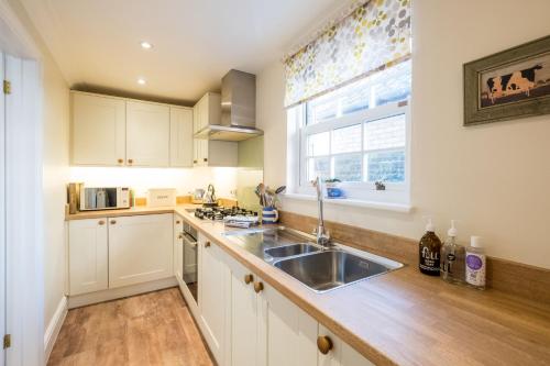 Kuchyň nebo kuchyňský kout v ubytování Admiral Cottage