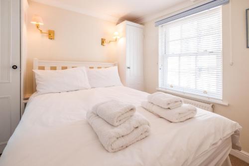 Postel nebo postele na pokoji v ubytování Admiral Cottage