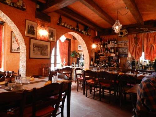 un ristorante con tavoli e sedie e un bar di Cretes Blanches Matterhorn a Breuil-Cervinia