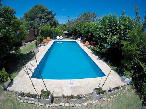 an overhead view of a large blue swimming pool at Hotel Complejo Najul Suites-Solo Adultos in Mina Clavero