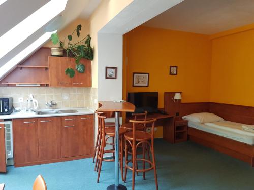 Postel nebo postele na pokoji v ubytování Hotel Praha