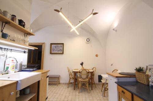 Η κουζίνα ή μικρή κουζίνα στο Apartmán Tri Klenby