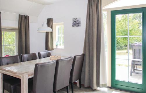 uma sala de jantar com uma mesa de madeira e cadeiras em Pet Friendly Home In Den Ham With Wifi em Den Ham