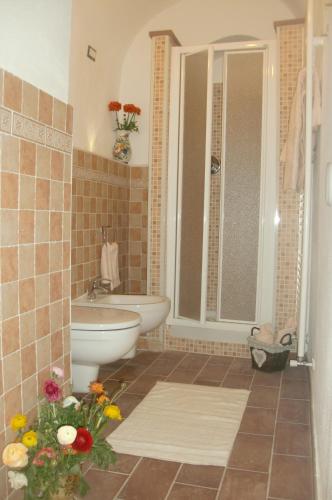 a bathroom with a sink and a toilet and a shower at Villa Mont des Oliviers CITRA-8055LT-1805 e 1807 in Sanremo