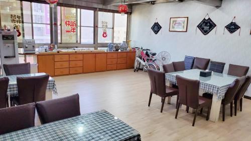 a dining room with tables and chairs in a restaurant at Green Yard Business Hotel in Miaoli