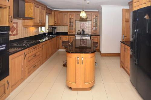 Η κουζίνα ή μικρή κουζίνα στο Property 374 - Ballyconneely