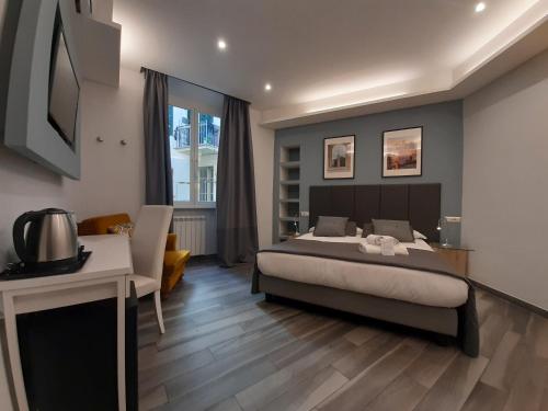 Un dormitorio con una cama, un escritorio y un televisor. en B&B Home 77, en Roma