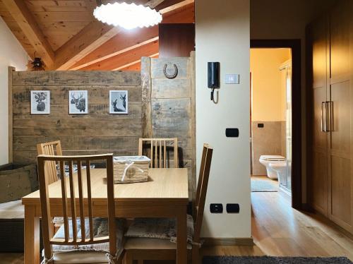 una sala da pranzo con tavolo e un bagno di Chalet Nocciolini a Temù