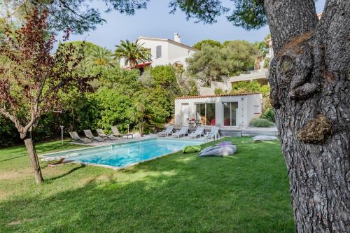 une piscine dans la cour d'une maison dans l'établissement LE REVE BLEU, à Cassis