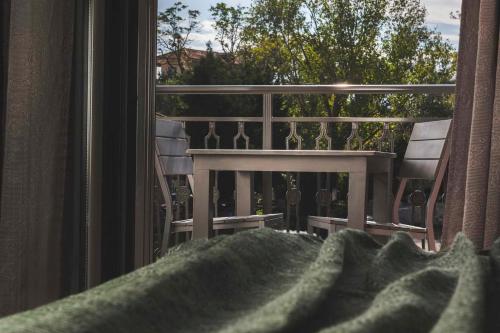 a balcony with a table and chairs looking out a window at Casa Maria in Lithakia